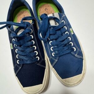 Cariuma Women’s Blue Canvas Sneakers